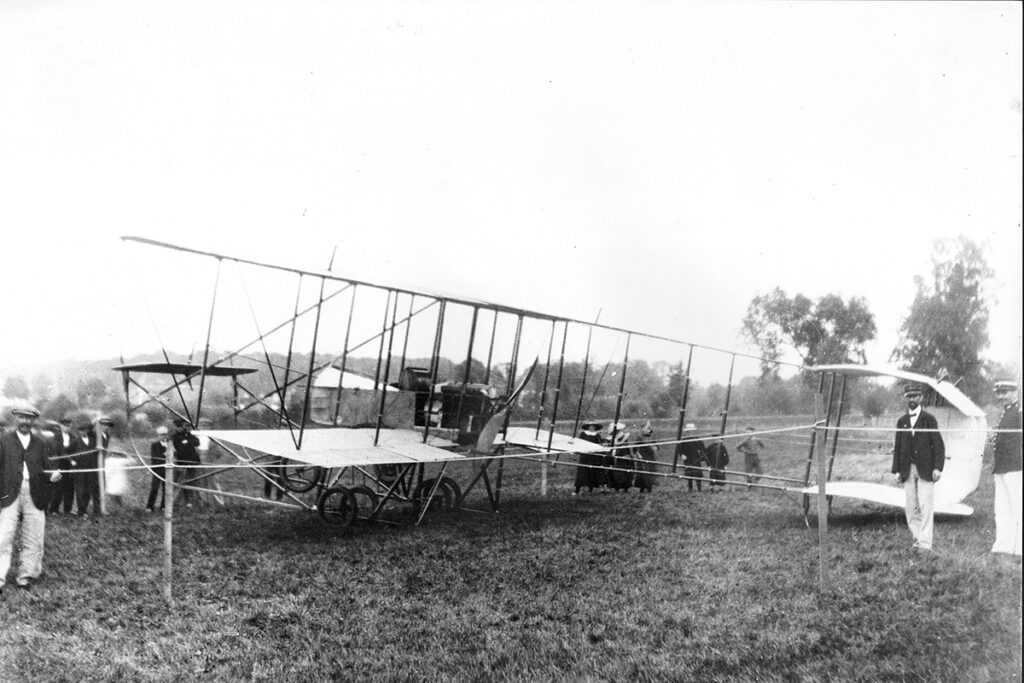 Avion Farman dans une prairie à Guérigny