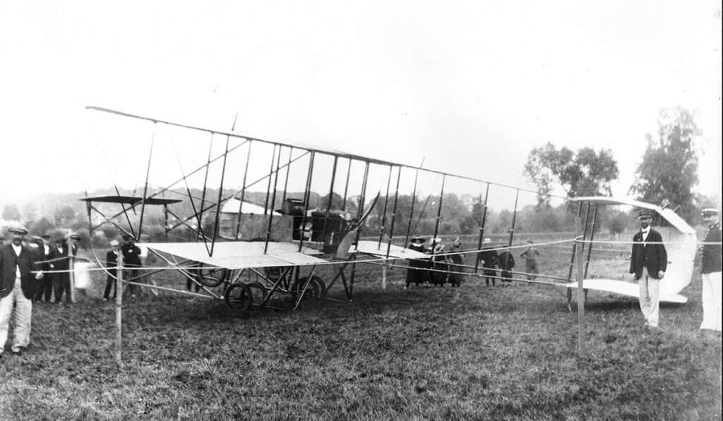 Avion Farman dans une prairie à Guérigny