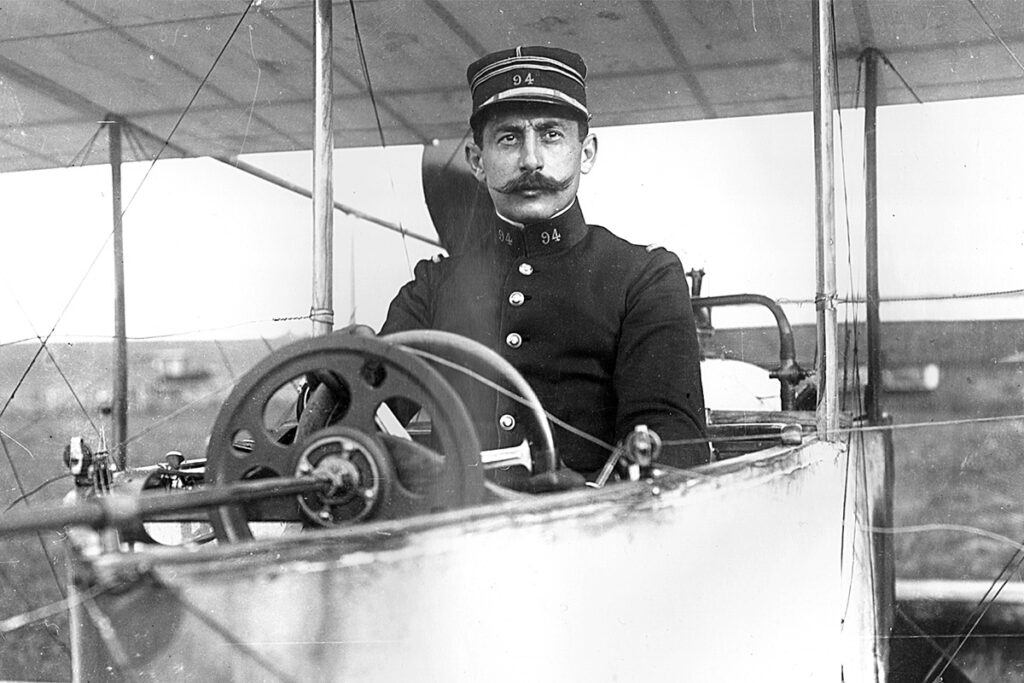 Lieutenant Cheutin à bord de son avion