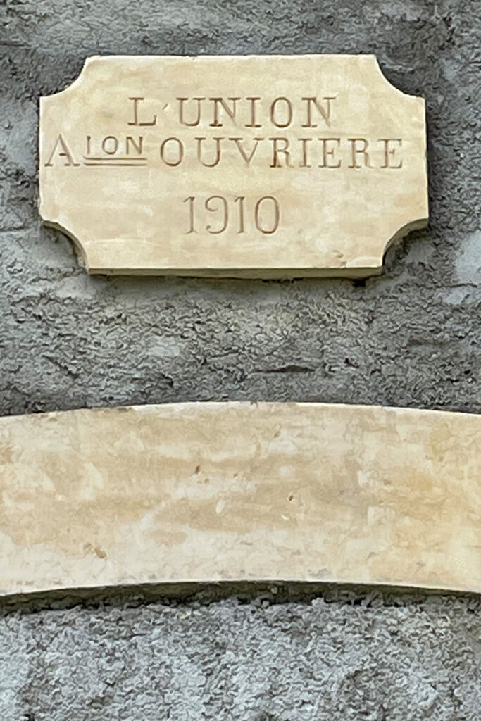 Pierre figurant dans la façade d’une maison située à Mauvron commune de Poiseux. On trouve une pierre semblable dans la façade d’une maison située rue Masson à Guérigny.