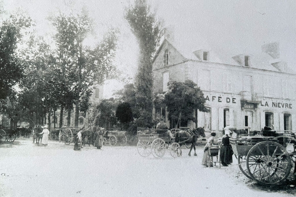 Le carrefour du chemin noir avec la grande-rue en 1890 à Guérigny. (photo de ©Geodaszner)