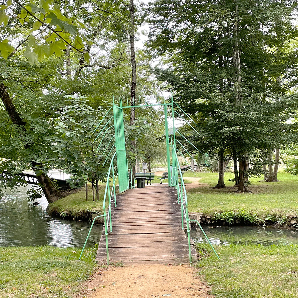 Photo actuelle de la grille du Parc de La Chaussade au milieu d’un pont.