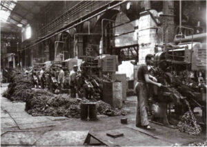 La fabrication des chaînes à Guérigny - Étampage et soudure électrique. Soudeuses pour la fabrication des chaînes dans les Forges de Guérigny